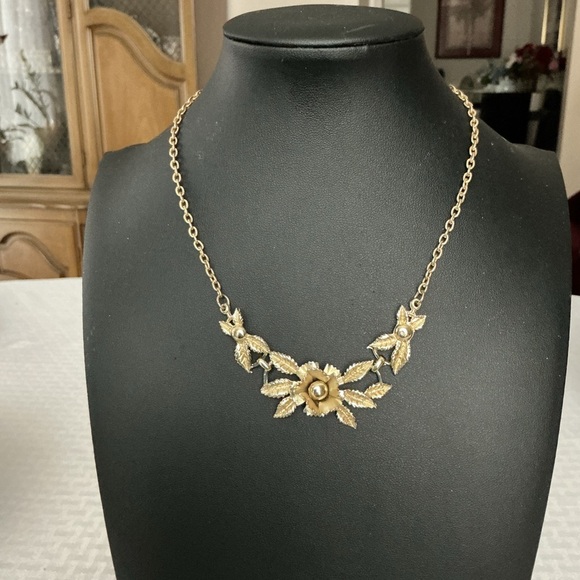 A&B Mfg. Co. Jewelry - A&B Mfg. Co. Floral Wreath Vintage Gold Tone Choker